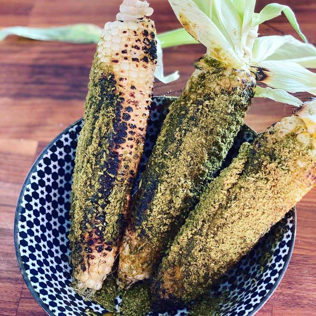 ケリスのインスタグラム：「Charred sweet corn brushed with pineapple spiced Polynesian sauce and organic coconut , makrut lime ,lemon grass and chive rub . It’s the perfect summer snack ! #foodporn #foodie #farmfresh #blackfarmers #cheflife」