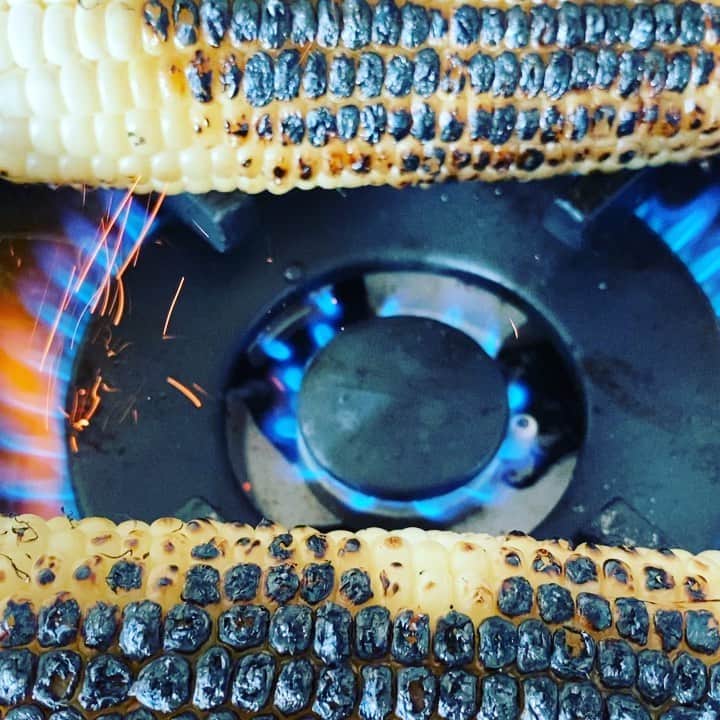 ケリスのインスタグラム：「Recipe for box #4 Decadent snacks ! For all my summertime GOLD MINE BOX lovers this week . I have a great one for you . Charred sweet corn brushed with our pineapple spice island sauce and sprinkled with the coconut makrut lime and chive rub ! Divine ! Link in bio .」