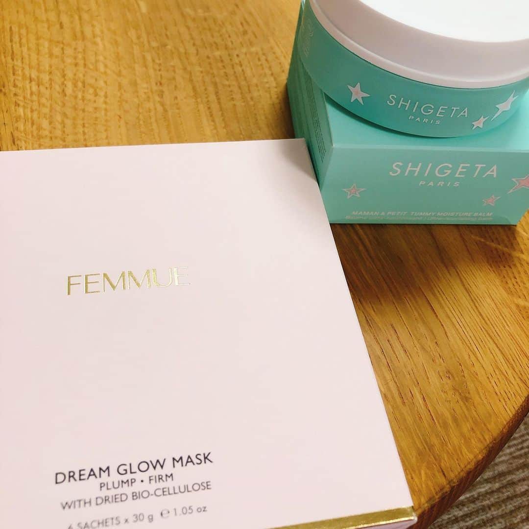 のインスタグラム：「友達からもらったフェイスパックと妊娠線予防モイスチャーバーム💛  妊娠してから肌の調子はずっと悪いので、嬉しいです…✨✨  #femmue#shigeta#ママンモイスチャーバーム」