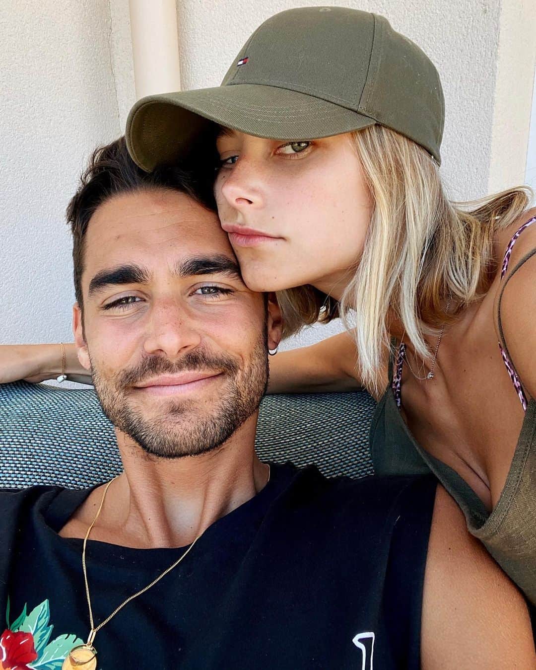 NICOLAS SIMOESのインスタグラム：「Choose someone as weird as you are 🧡」