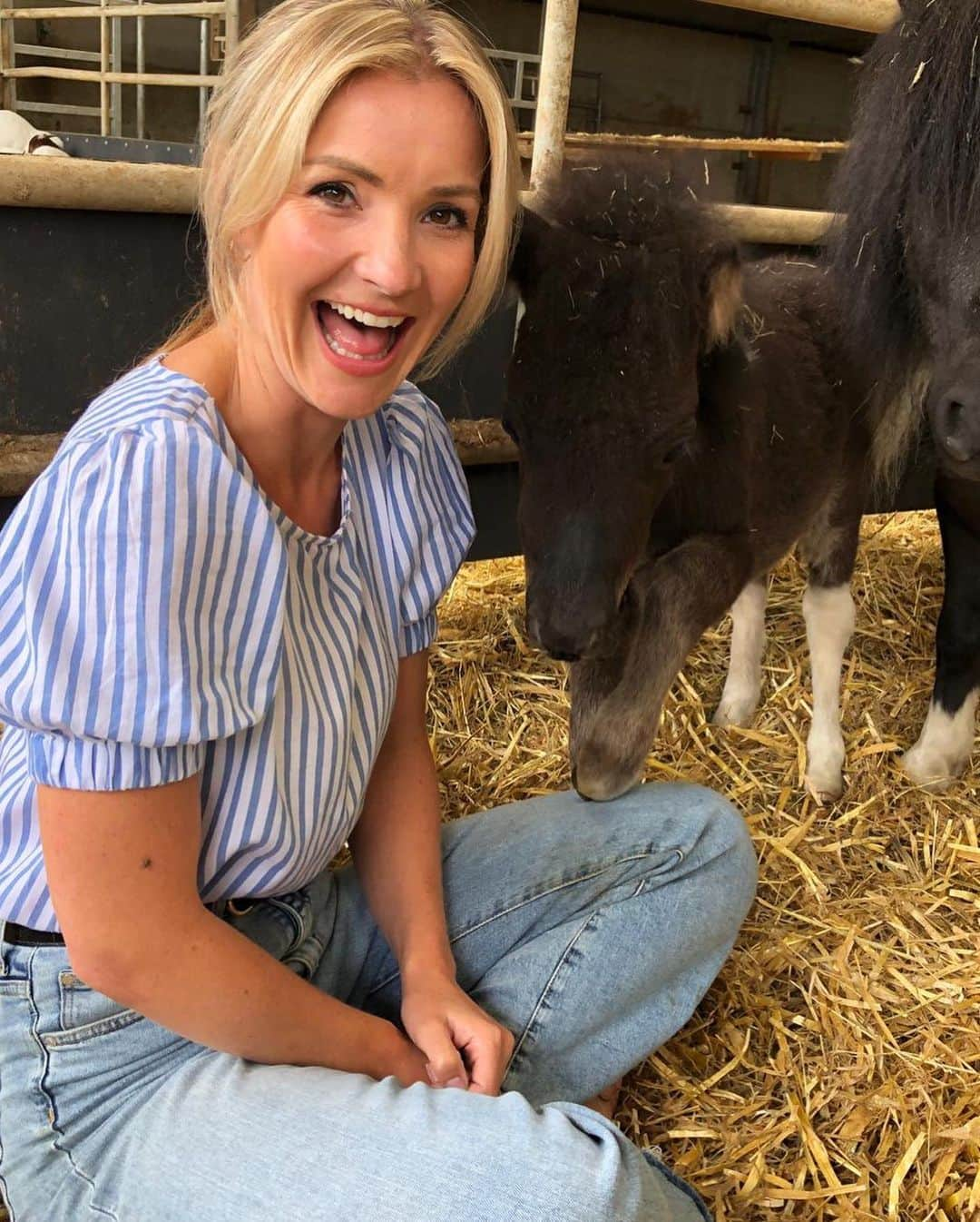 ヘレン・スケルトンさんのインスタグラム写真 - (ヘレン・スケルトンInstagram)「I mean how many photos do you want of me titting about with animals ...... thank you for watching @onthefarmc5 we had an absolute blast@cannonhallfarm  with Rob, Dave and their tribe. I hope you’ve had your fill of procrastinating pigs and loveless llamas for the summer 😉😉😉 #watchthisspace #rurallife #farmlife #yorkshire」8月6日 2時51分 - helenskelton