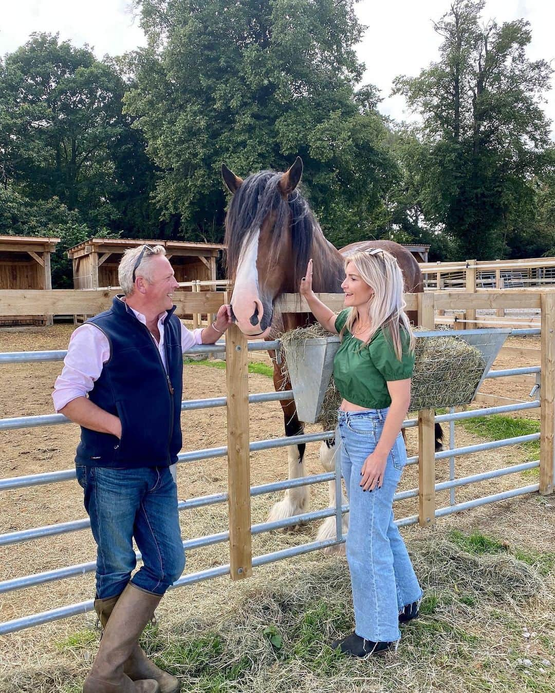 ヘレン・スケルトンさんのインスタグラム写真 - (ヘレン・スケルトンInstagram)「I mean how many photos do you want of me titting about with animals ...... thank you for watching @onthefarmc5 we had an absolute blast@cannonhallfarm  with Rob, Dave and their tribe. I hope you’ve had your fill of procrastinating pigs and loveless llamas for the summer 😉😉😉 #watchthisspace #rurallife #farmlife #yorkshire」8月6日 2時51分 - helenskelton