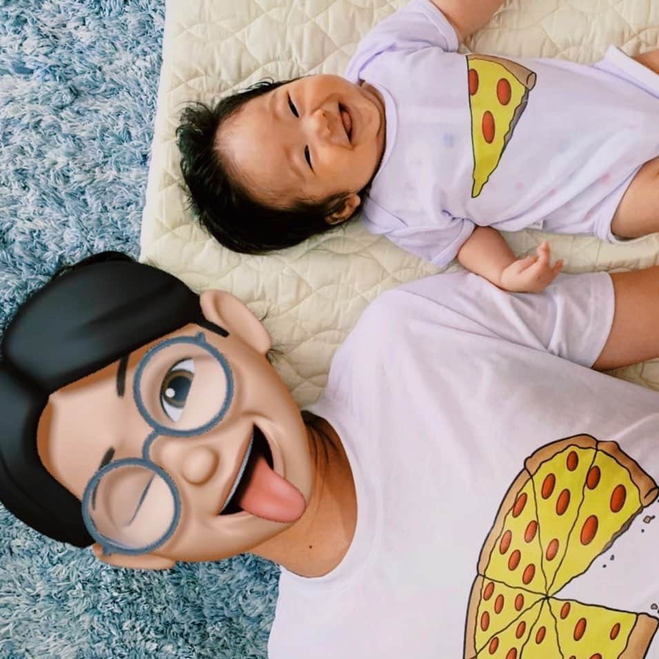 クレヨンだいちゃんのインスタグラム：「🍕🍕🍕🍕🍕 ㅤㅤㅤㅤㅤㅤㅤㅤㅤ 親子のリンクコーデできる 可愛い服がなかなか見つからんくて、、 ㅤㅤㅤㅤㅤㅤㅤㅤㅤㅤㅤㅤㅤ つくりた！。 ㅤㅤㅤㅤㅤㅤㅤㅤㅤㅤㅤㅤㅤ ㅤㅤㅤㅤㅤㅤㅤㅤㅤㅤㅤㅤㅤㅤㅤㅤㅤㅤㅤㅤㅤㅤㅤㅤㅤㅤ #部屋着 #リンクコーデ #プリントtシャツ  #親子コーデ #新米パパ #笑顔 #ピザ」
