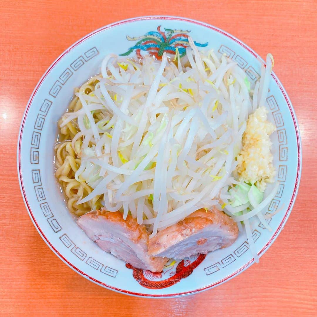 のインスタグラム：「菜緒姐さんにオススメしていただいて初めての#豚山 小ラーメン🍜 追加はニンニクのみ🧄 . スープは二郎系とも違うなんか懐かしい味！ 食べ進めるごとにスープと麺と豚の脂がマッチして、どんどん幸せな味になっていった🤤 1番感動したのは豚🐷✨ トロトロでミルキーでジューシー👏 麺も好きなタイプでまた行きたいなって思いました😋 素敵なお店を教えてくださった菜緒姐さんありがとうございました☺️ 写真4枚目は菜緒姐さんが載せてくれた「好きぴ」♡ 永久保存版‼️」