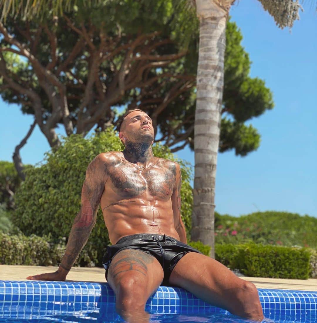 ミゲル・ロペスのインスタグラム：「Life is hard 🤟🏼 #algarve #vilamoura #vacations #relax」