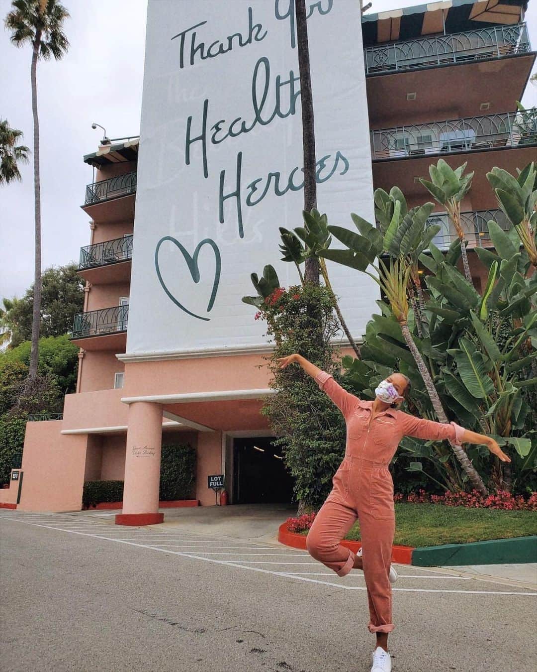 レオナ・ルイスのインスタグラム：「Grateful for you 🙏🏽🌸」