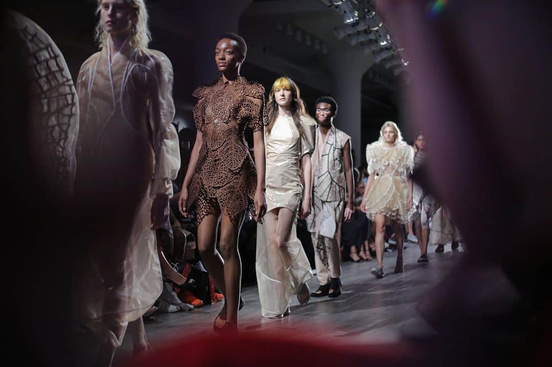 スリーアズフォーのインスタグラム：「“Human plant” spring summer 2020 Runway pictures by @schohaja #flashback #humanplant #2020 #threeasfour casting by @barbarapfister」