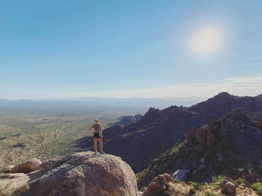 ジョーイ・ダックのインスタグラム：「Early morning hike and first time to the top of the thumb 👍」