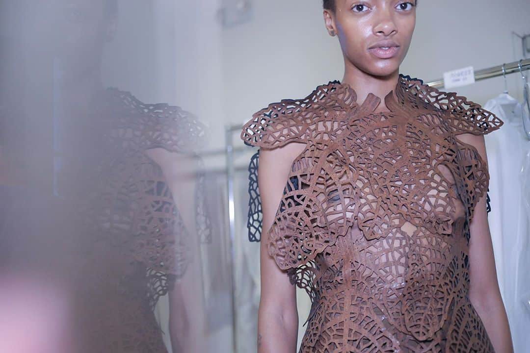 スリーアズフォーのインスタグラム：「“Human plant” spring summer 2020 backstage pictures by @schohaja featuring @mariee_chante_ in Fig Leaf Dress #flashback #humanplant #2020 #threeasfour casting by @barbarapfister」
