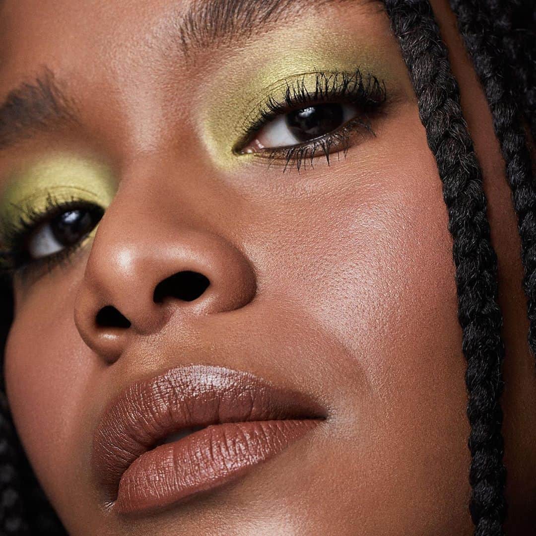 e.l.f.さんのインスタグラム写真 - (e.l.f.Instagram)「Hot Jalapeño bringing the heat 🔥 Tap to shop our four shade Bite-Size Eyeshadow Palette packed with intense pigment and shine. Enga is wearing Bite-Size Eyeshadow in Hot Jalapeño, Lip Lacquer in shade Clear and Primer-Infused Blush in Always Rosy.💚 #eyeslipsface #elfingamazing #elfcosmetics #crueltyfree #vegan」8月6日 3時13分 - elfcosmetics