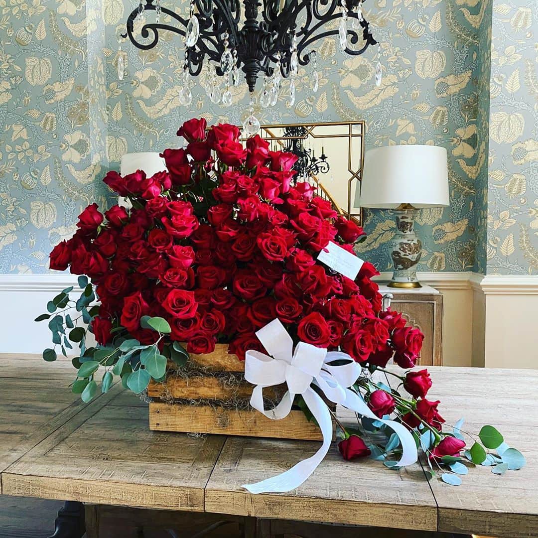 アレン・ジョーンズのインスタグラム：「240 roses for every month my wife and I have been married. I'm so proud of that. I’m blessed to have her in my life.」