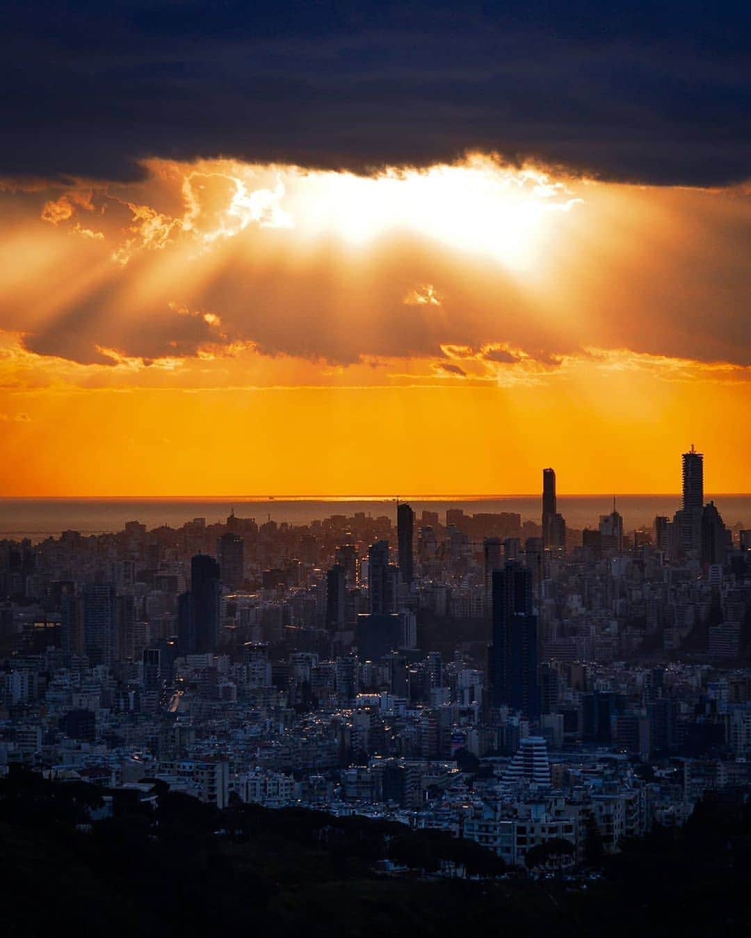 マリオ・テスティーノのインスタグラム：「Devastated by the suffering Lebanon is going through. Anything you can donate can help many people affected. Please join me supporting the Children’s Fund, by Save The Children. Link in bio⁣.⁣ _⁣⁣ Devastado por el sufrimiento que está pasando Líbano. Toda donación puede ayudar a muchas personas afectadas. Colaboremos con el Fondo para Niños de Save The Children. Enlace en bio⁣.⁣ ⁣⁣ Photo repost @elio_haddad⁣ ⁣⁣ #Lebanon #SaveTheChildren ⁣@savethechildren」