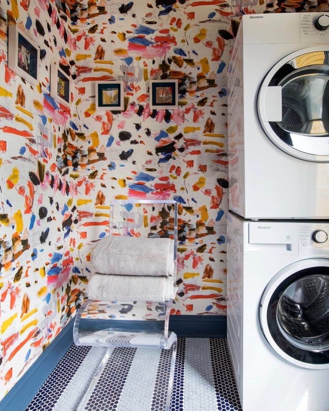 Grace Bonneyのインスタグラム：「Tonight @gaildavisdesigns and I are going live at 6pm ET to talk about performative vs. effective allyship and what we’ve learned about both (and tips for working on effective allyship). Before we go live I wanted to share this laundry room that Gail designed because I’m so in love with the combo of wallpaper and floor tile stripe. It is SO good 🌈 photo by @rayonrichardsinteriorphoto」