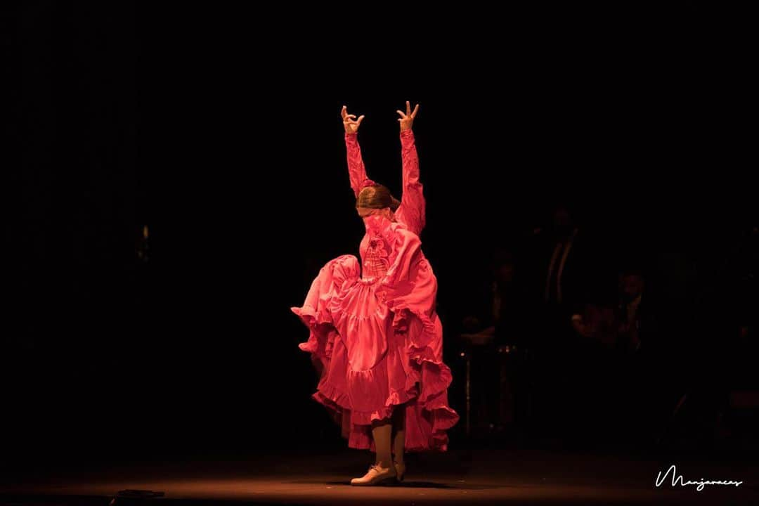 DeFlamenco.comさんのインスタグラム写真 - (DeFlamenco.comInstagram)「Pues eso ¡VIVA! de @manuellinan en el Teatro del Generalife de Granada. Hasta el 12 de agosto.   #culturasegura  #flamenco #emociones #vivir  #baile #danza #teatro  #lorca #lorcaygranada」8月6日 3時32分 - deflamenco