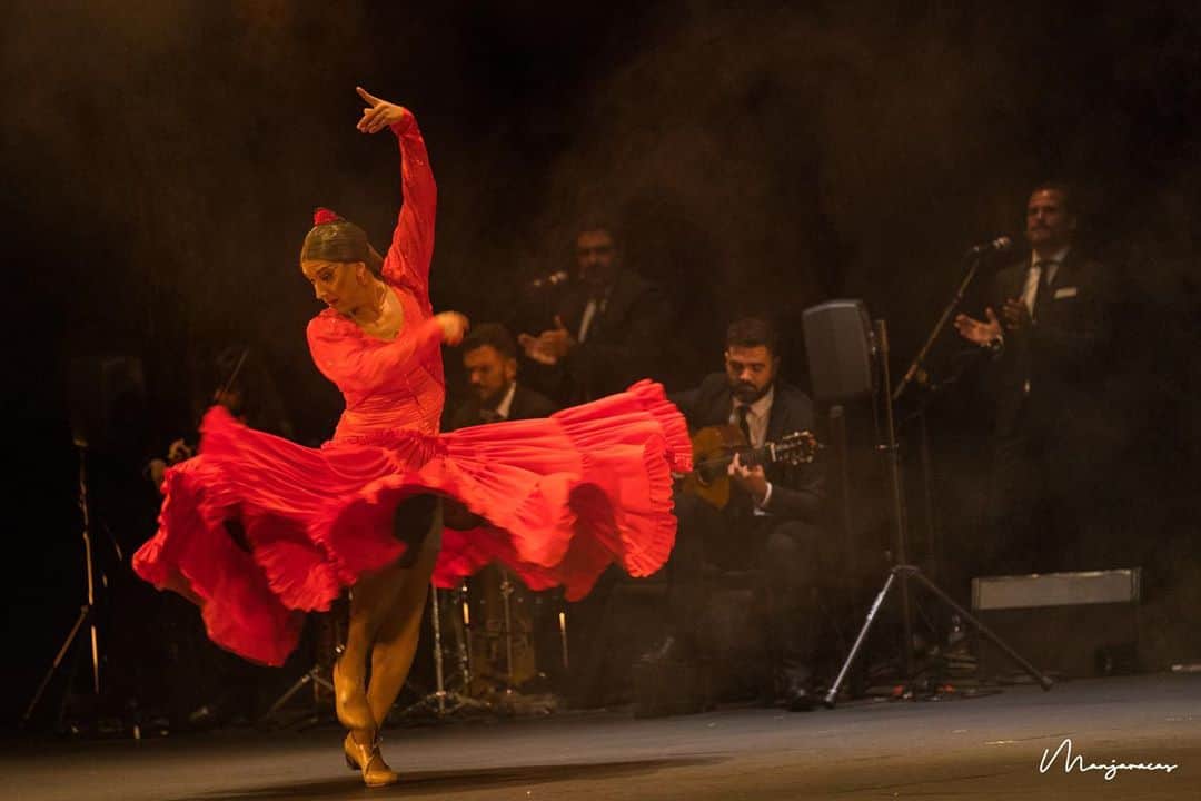 DeFlamenco.comさんのインスタグラム写真 - (DeFlamenco.comInstagram)「Pues eso ¡VIVA! de @manuellinan en el Teatro del Generalife de Granada. Hasta el 12 de agosto.   #culturasegura  #flamenco #emociones #vivir  #baile #danza #teatro  #lorca #lorcaygranada」8月6日 3時32分 - deflamenco