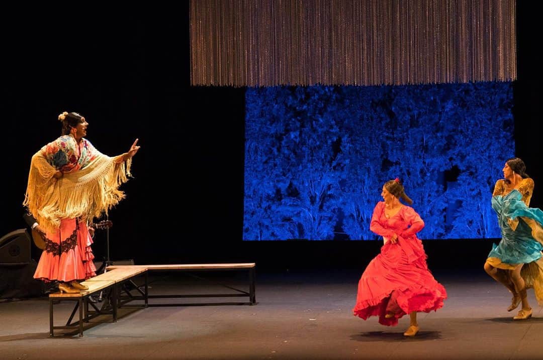 DeFlamenco.comさんのインスタグラム写真 - (DeFlamenco.comInstagram)「Pues eso ¡VIVA! de @manuellinan en el Teatro del Generalife de Granada. Hasta el 12 de agosto.   #culturasegura  #flamenco #emociones #vivir  #baile #danza #teatro  #lorca #lorcaygranada」8月6日 3時32分 - deflamenco