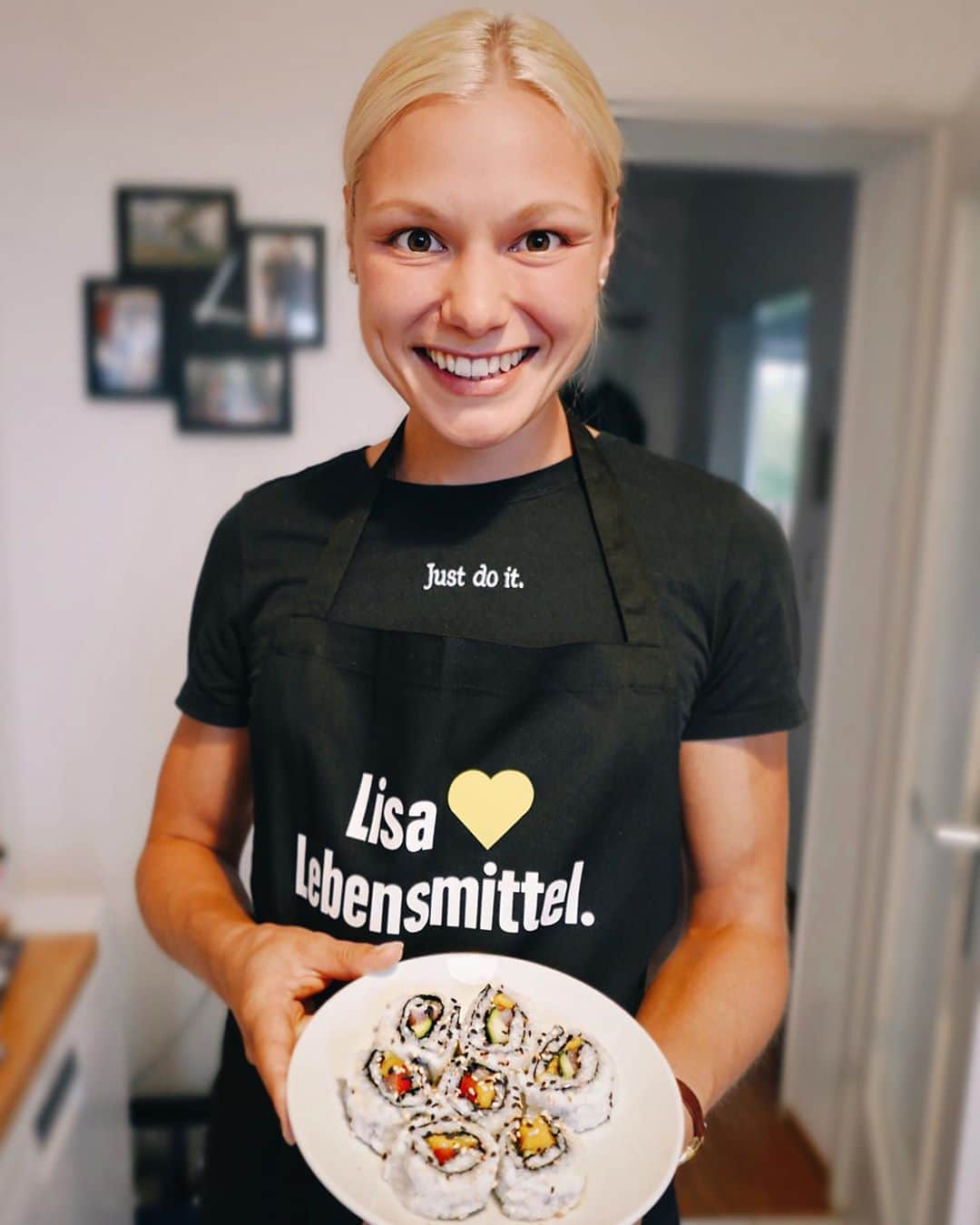 リーザ・マイヤーのインスタグラム：「So sehen meine ersten InsideOutRolls aus 🥢 Die dritte Challenge ist gemeistert, eine letzte folgt noch! Seid gespannt, was sich @edeka für uns als ultimative Herausforderung ausgedacht hat. Macht auch ihr mit, teilt euer Sushi mit uns und sichert euch tolle Preise 💛 Mehr Infos dazu findet ihr bei @edeka oder in meinen Story-Highlights.  #edekaküchenspiele #reifeleistung #roadtotokyo #wirundjetztfüralle  #wirliebenlebensmittel #TeamDeutschland #WirfuerD @teamdeutschland」