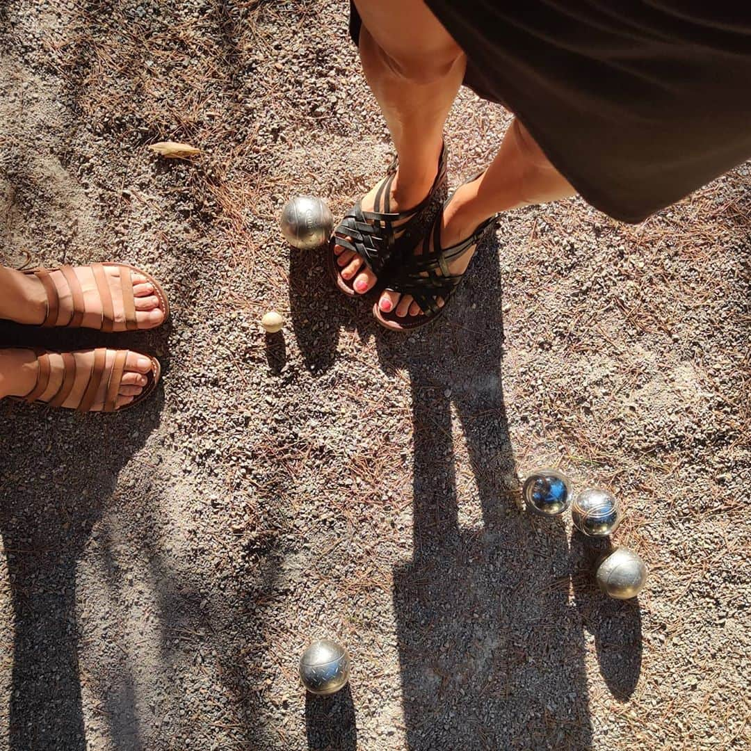 ラボッテガーディアンさんのインスタグラム写真 - (ラボッテガーディアンInstagram)「Une partie de pétanque   Cabourg en veau naturel et Armelle en veau tannage végétal ébène  #Lété #2020 #petanque #sport #summeractivities #southoffrance #pétanque #obut #lesboules #aperosport #sandales #provence」8月6日 3時27分 - labottegardiane