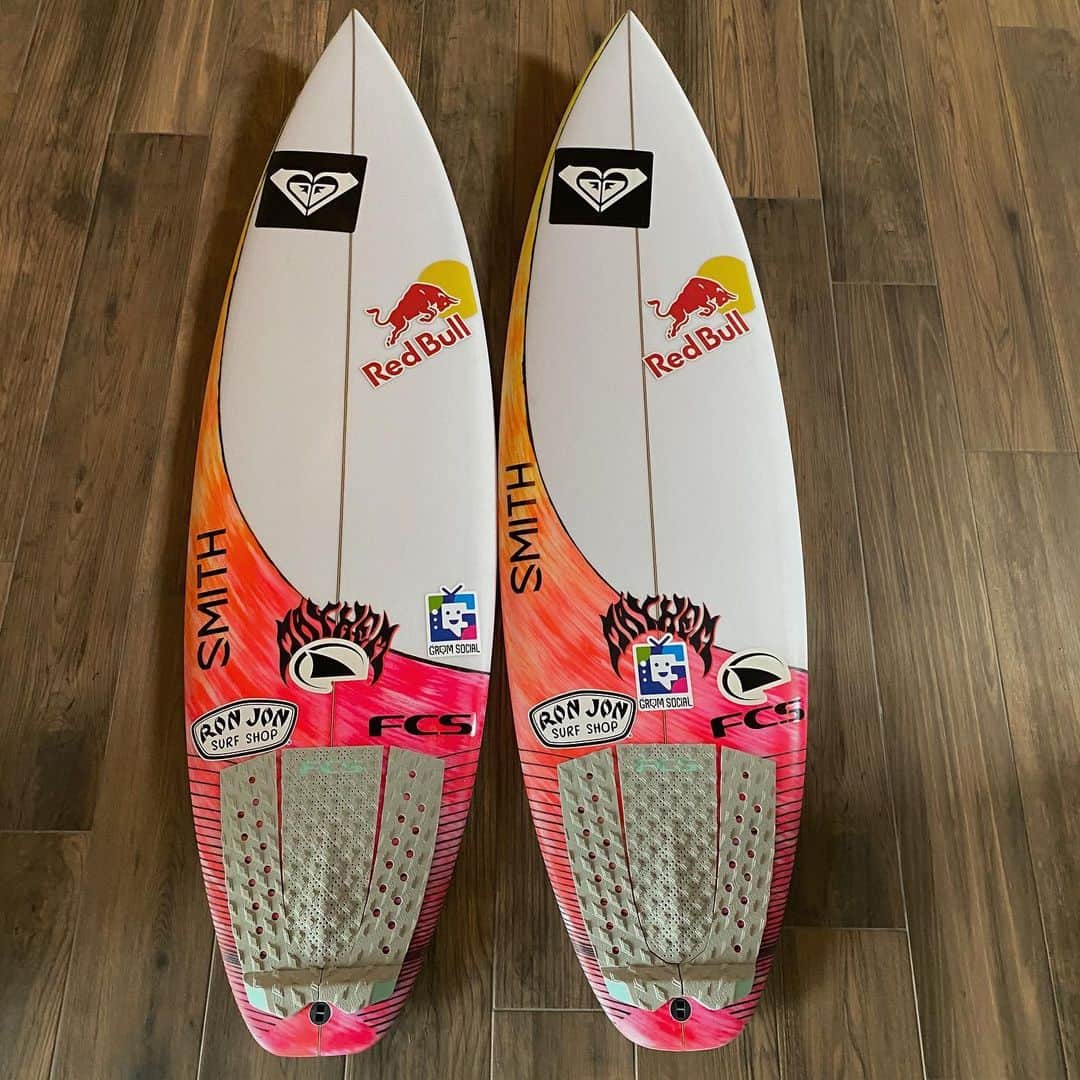 キャロライン・マークスのインスタグラム：「wave pool ready.. thank you @mayhemsurfboards_mattbiolos  Tune in Sunday 12PM PST @wsl 💕」