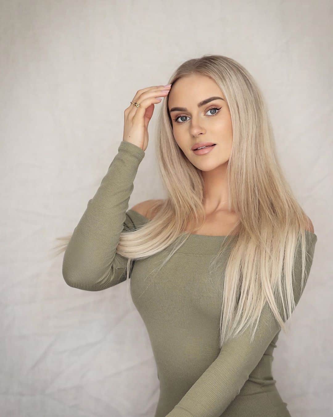 Anna Nyströmのインスタグラム：「Up close 🌿 Do you recognize me in straight hair? Actually, my hair used to be this straight naturally, but over the years it’s now more wavy 🤷🏼‍♀️   I also went from being super blond to a darker blond as I got older, but luckily I still got my eye color - blue/green with a brown spot in one!  It’s interesting that so many things about your look can change naturally over the years. Have the same thing happened to you? Changed hair texture/color or eye color over the years? Tell me! 💚」