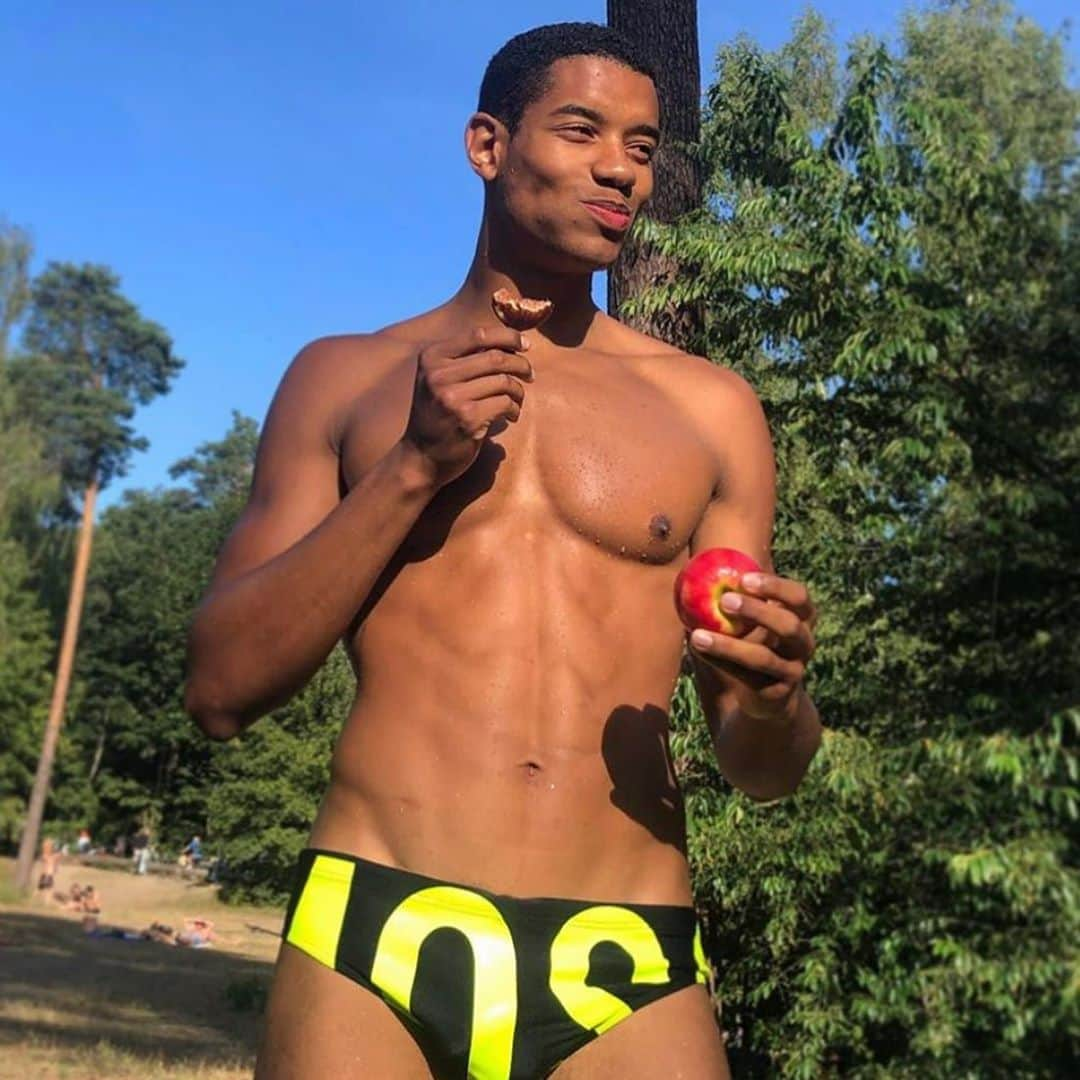 Moschinoさんのインスタグラム写真 - (MoschinoInstagram)「#Repost @josiasborder ・・・ What’s your favorite fruit ⬇️ 🍏🍉🍇🍎🍒🥭🍓🍈🍌 Mine are figs 🥝 and 🥭  . #vegan #summervibes #moschino @itsjeremyscott」8月6日 3時44分 - moschino