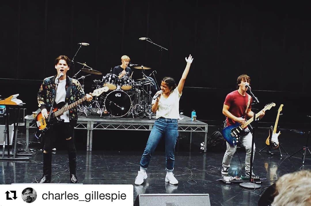 ケニー・オルテガさんのインスタグラム写真 - (ケニー・オルテガInstagram)「@julieandthephantoms rehearsals in Burbank California with the Band. Get ready to Rock with us!  W🌍RLD PREMIER @netflix September 10th @themadisonreyes @charles_gillespie @owenjoyner @jeremyshada #jatp @netflixfamily #netflixlat ❌👻‼️」8月6日 3時45分 - kennyortegablog