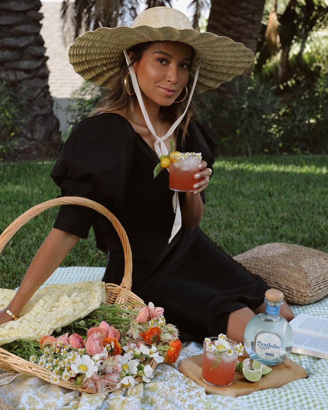 ジュリー・サリニャーナのインスタグラム：「#AD I know we’re all making the most of summer at home this year, and I’m so glad to have teamed up with @donjuliotequila and @westelm to bring some of my favorite, easy tips & tricks to help you all elevate your staycation! Comment below to let me know how you’re planning to #summeronwithdon🍹🌴☀️   Tip 1: Pretend you’re on vacation with good drinks and a picnic right at home! We set it up in my backyard with a little help from @westelm and made my fav drink- @donjuliotequila Margaritas with fresh fruits, pretty flowers and a good book! Tip 2: Make your significant other feel special and set up a surprise (even if it is in your backyard!) Try your hand at making their favorite drink from a memorable vacation to bring some more of that travel nostalgia. Tip 3: Re-create your fave destination right at home by cooking a traditional dish from that place and pairing it with refreshing drinks!」