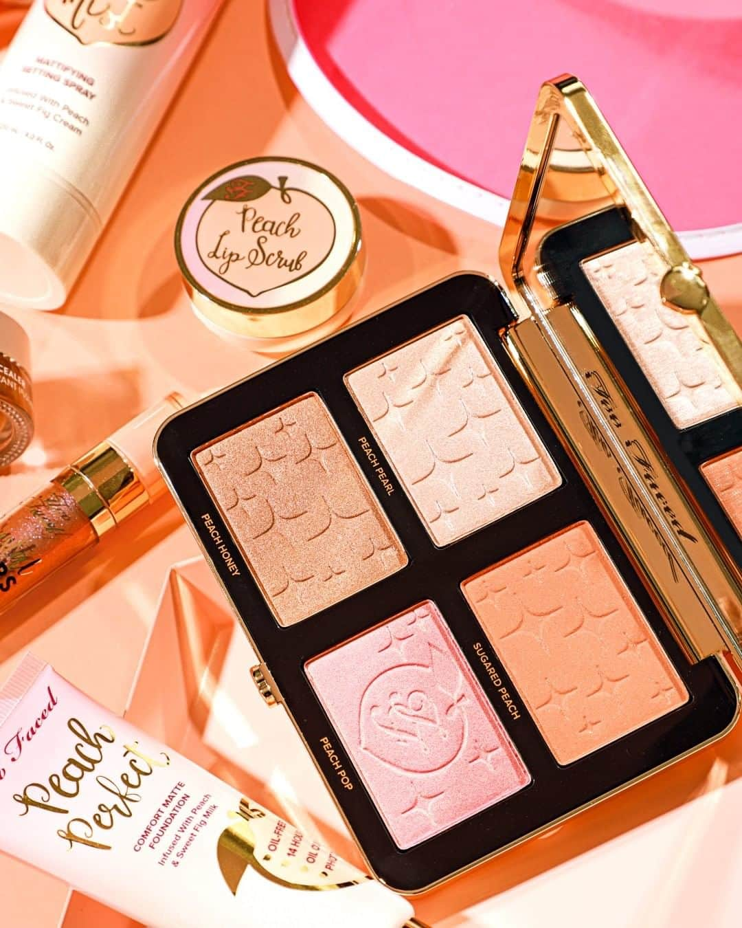 Too Facedさんのインスタグラム写真 - (Too FacedInstagram)「Get a peachy summer glow wherever you go. 🍑✨ Our Sugar Peach Face & Eye Palette can be used wet for intense shimmer or dry for a softer effect. Available @meccamaxima! #tfpeachesandcream #toofaced」8月6日 4時00分 - toofaced