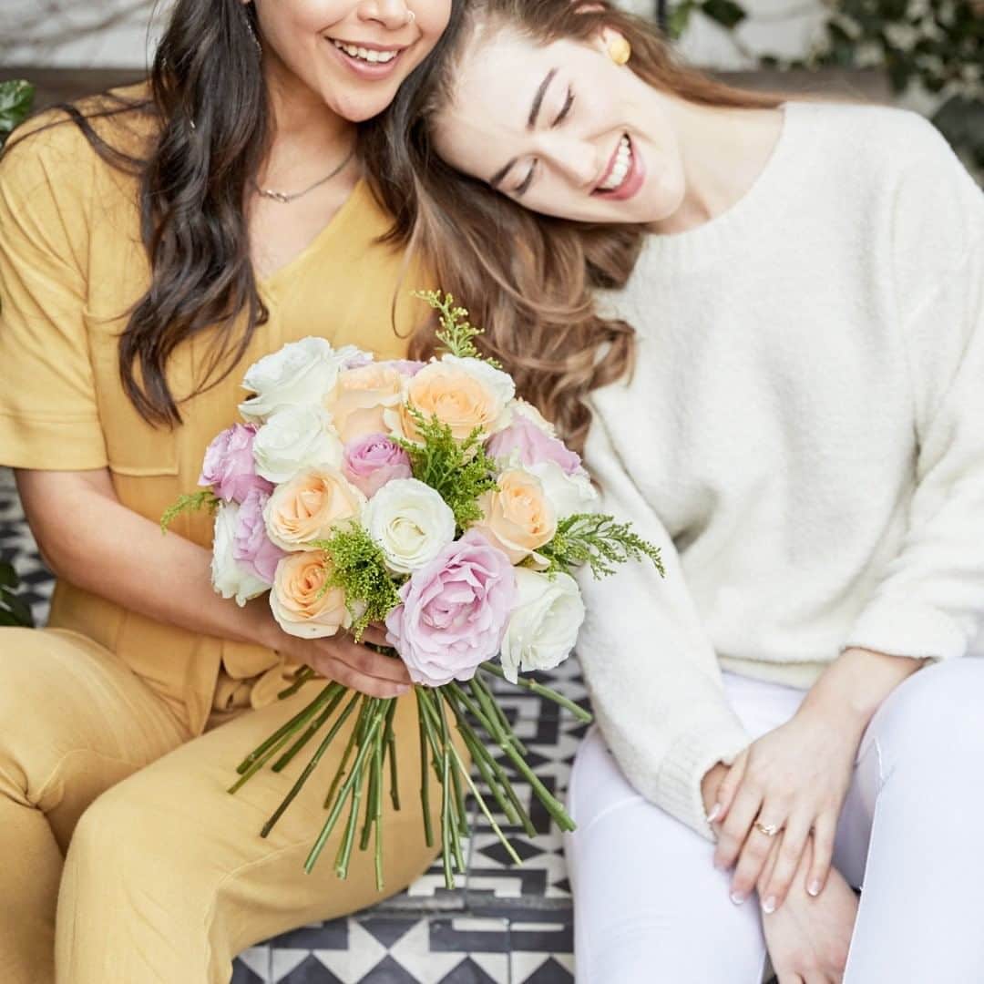 GILTのインスタグラム：「Good news: @iam.pascha and @barnitataylor won our #InternationalFriendshipDay giveaway! The best part? Even if you didn’t win you can still score one of @thebouqsco’s arrangements on @GiltCity. Just tap the link in bio to shop.」