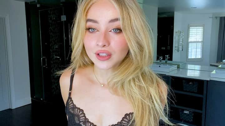 サブリナ・カーペンターのインスタグラム：「MY VOGUE BEAUTY SECRETS IS OUT NOW! thank you so much @voguemagazine 🤍 i deep cleaned my bathroom for this so plz watch. link in bio」