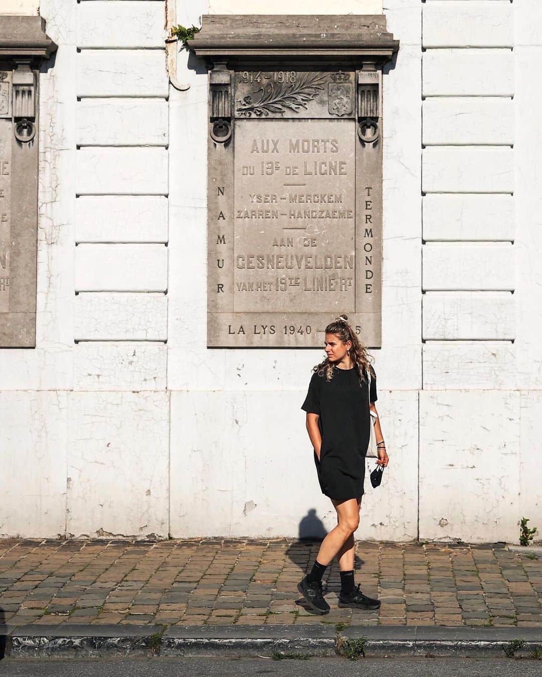 ラウラ・デ・ウィットのインスタグラム：「Don’t look back and focus on the future. Unless someone is calling your name. Than don’t be rude and do look back 👀🖤」