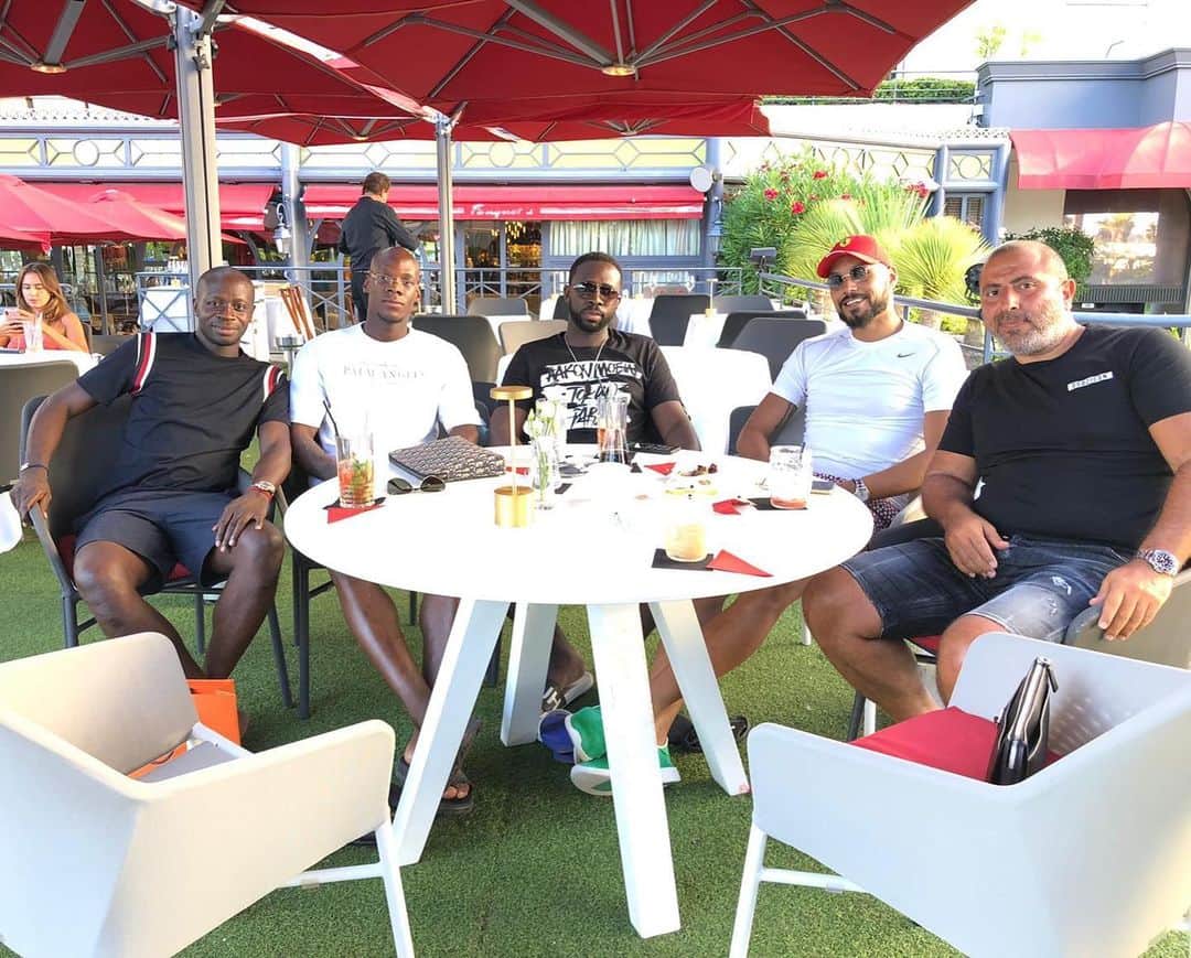 ヨアン・ベナルアンのインスタグラム：「On dit souvent qu il vaut mieux vivre seul que mal accompagné, mais bien accompagné , la vie est tellement plus magique #friends #cannes @dwendcorrea @patricelalloum @toutiz @bryan_dabo 🦅」