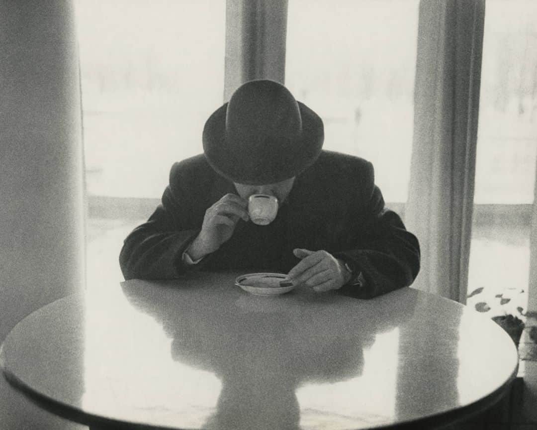 ルモンドさんのインスタグラム写真 - (ルモンドInstagram)「Le Russe Alexandre Slioussarev (1944-2010) n’est jamais allé bien loin pour faire ses photographies. Il piochait ses sujets dans la réalité triviale, banale, de sa terne vie d’homme soviétique des années 1960 : une bouteille de lait sur la table, une flaque d’eau dans la rue, une bouilloire, un cintre, une rampe d’escalier. Mais il avait su donner à son monde étriqué une autre dimension, en faisant de la lumière un outil capable de tout transfigurer.⁣ « La vie quotidienne était misérable, tout était laid et pourri autour de nous à cette époque, personne n’avait d’argent et, de toute façon, il n’y avait rien à acheter », se souvient Olga Sviblova, directrice du Multimedia Art Museum de Moscou, qui devait exposer ce photographe historique lors de la Photobiennale de Moscou, en mars, avant d’annuler à cause du Covid-19.⁣ Elle ajoute : « Slioussarev a cherché partout la lumière magique. Il était capable d’attendre pendant quatre heures que les ombres du filet de volley tombent au bon endroit, entre deux barreaux. Ainsi, avec des choses très simples, il a fait des images étonnantes. »⁣ Dans ce monde sombre et oppressant, Slioussarev apporte de la poésie non seulement grâce à la lumière mais aussi à la couleur, qui apparaît par petites touches fulgurantes. « Il a colorié ses images avec l’aide de feutres, note Olga Sviblova. On n’en trouvait pas en Russie, ce sont les étrangers qui en apportaient. Il s’en est servi pour donner de l’épaisseur au vide et au silence. » Le tout pour un art réservé à lui-même et à ses amis : il a peu exposé, à part dans les pays baltes, et n’a jamais travaillé pour la presse.⁣ -⁣ 1 : « Le Printemps » (1972), Alexandre Slioussarev. Collection Multimedia Art Museum, Moscou.⁣ 2 : « Sans titre » (1980), Alexandre Slioussarev. Collection Multimedia Art Museum, Moscou.⁣ -⁣ #culture #art #exposition #photographie #russie」8月6日 4時30分 - lemondefr