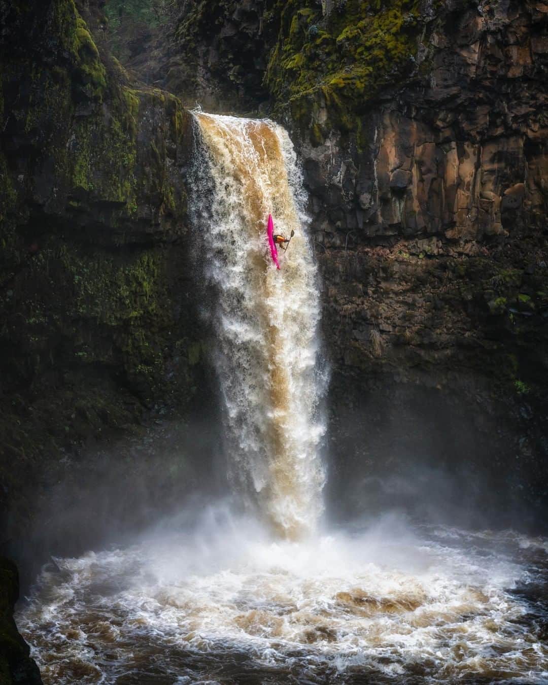レッドブルさんのインスタグラム写真 - (レッドブルInstagram)「caught @danejacksonkayak in the act 🤯⁣  ⁣ 📸: @austin.james.jacks⁣ #kayaking #kayak #waterfall #redbull #givesyouwings」8月6日 5時00分 - redbull