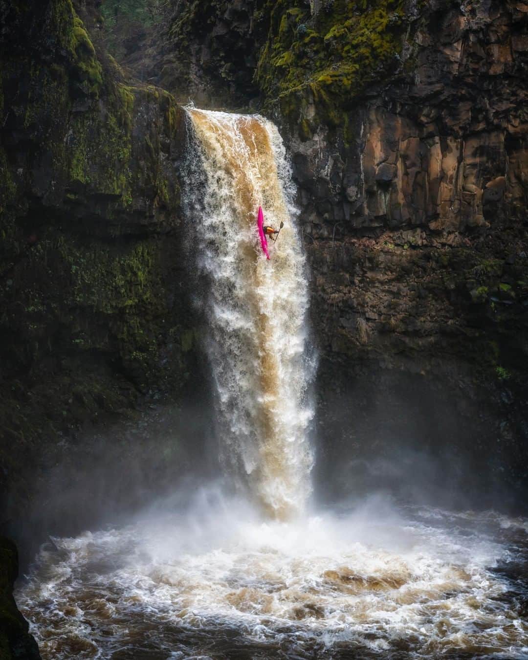 レッドブルのインスタグラム：「caught @danejacksonkayak in the act 🤯⁣  ⁣ 📸: @austin.james.jacks⁣ #kayaking #kayak #waterfall #redbull #givesyouwings」