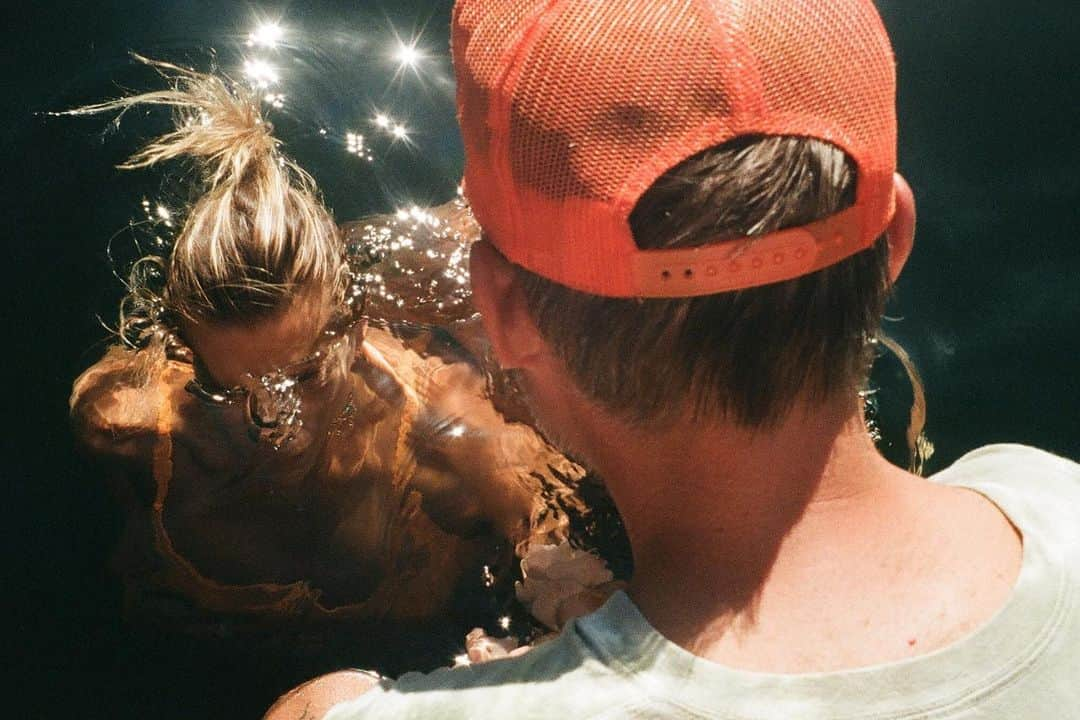 ジャスティン・ビーバーさんのインスタグラム写真 - (ジャスティン・ビーバーInstagram)「The moment @haileybieber my wife and I got baptized together! This was one of most special moments of my life. Confessing our love and trust in Jesus publicly with our friends and family.」8月6日 5時17分 - justinbieber