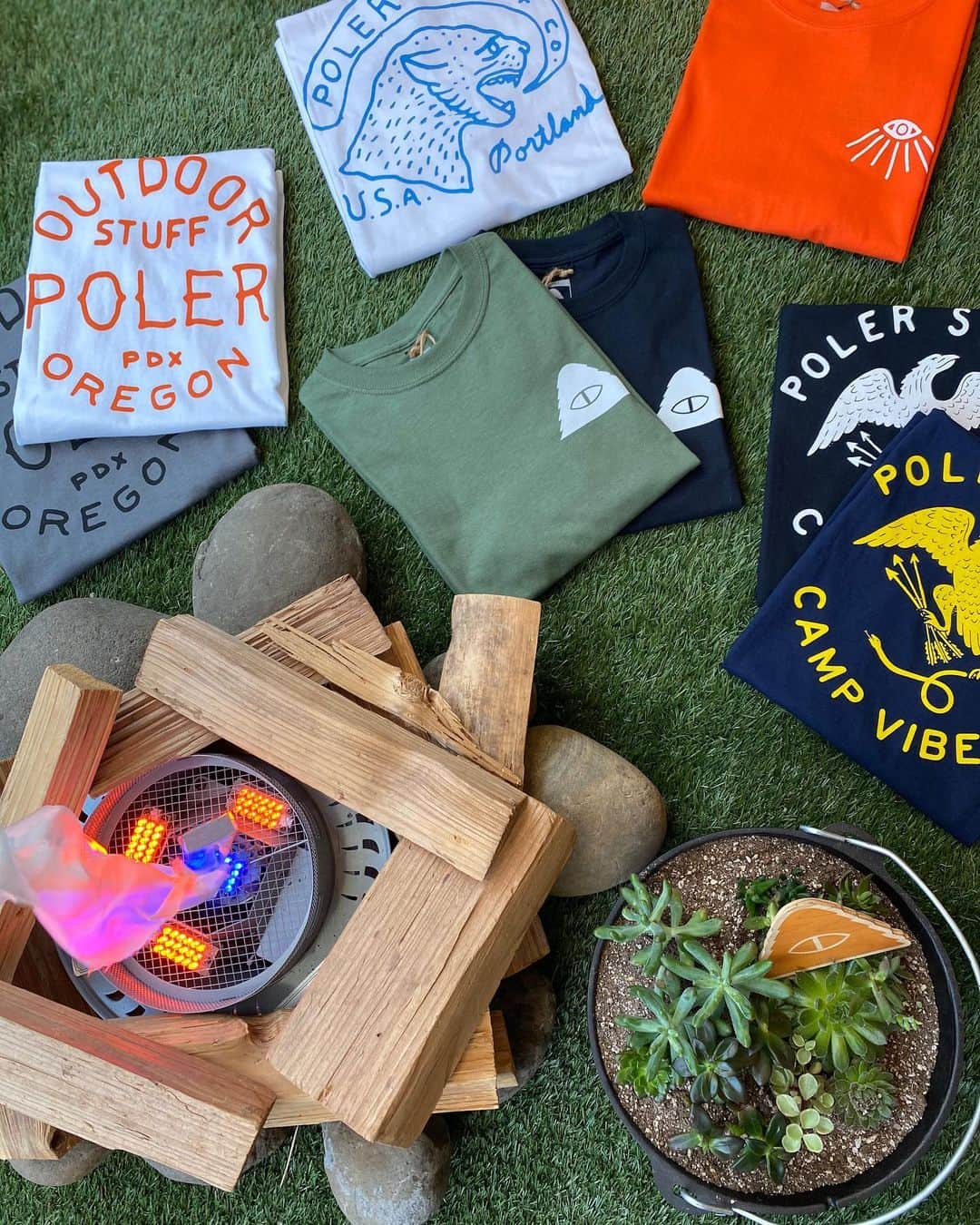 Poler Outdoor Stuffさんのインスタグラム写真 - (Poler Outdoor StuffInstagram)「We’ve got a bunch of graphic tees marked down to $17.50 in-store right now. Sizes are limited, so be quick! #polerstuff #campvibes」8月6日 5時13分 - polerportland