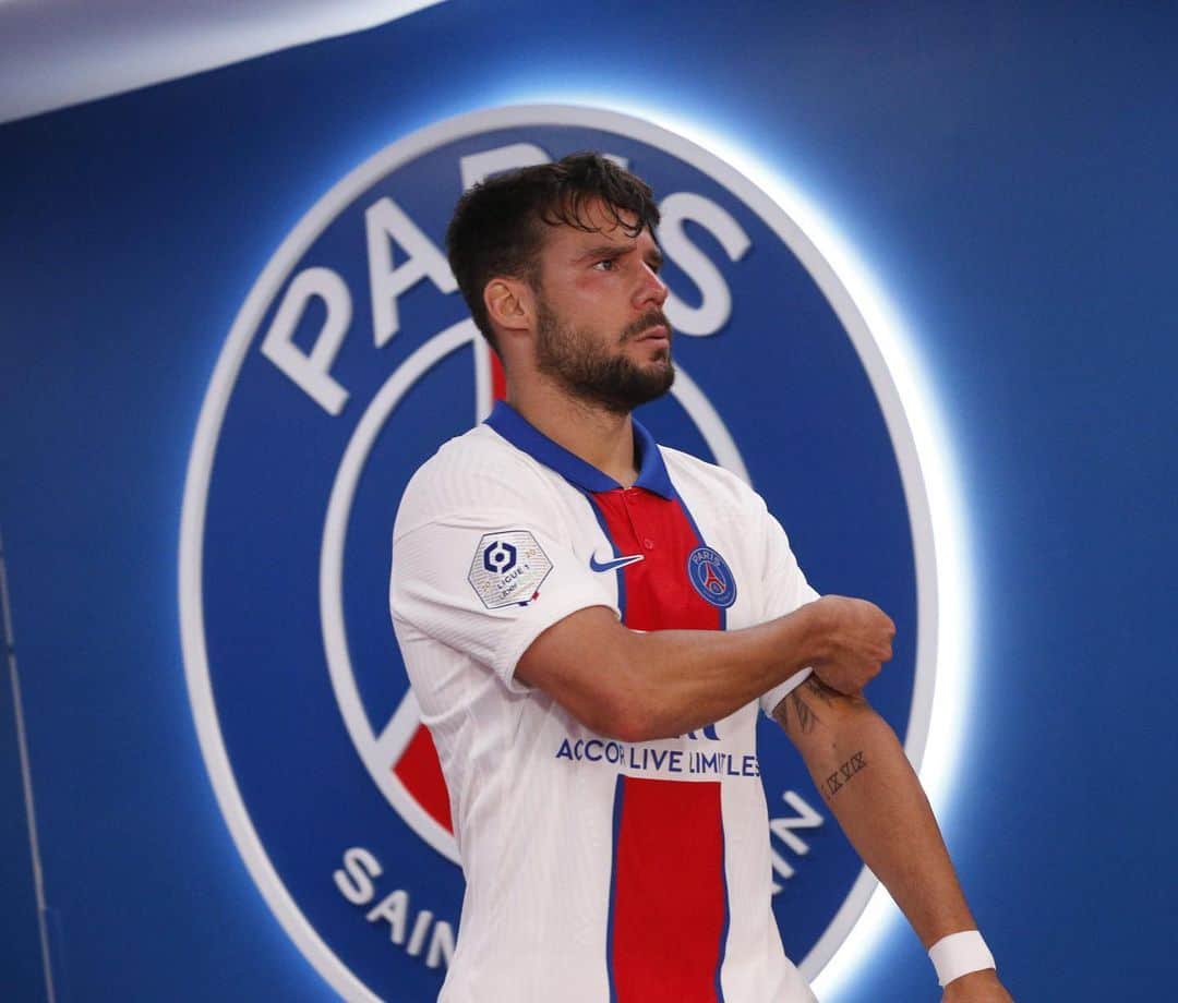 のインスタグラム：「Happy to be back at parc. Now focus on champions league!!🔴🔵」