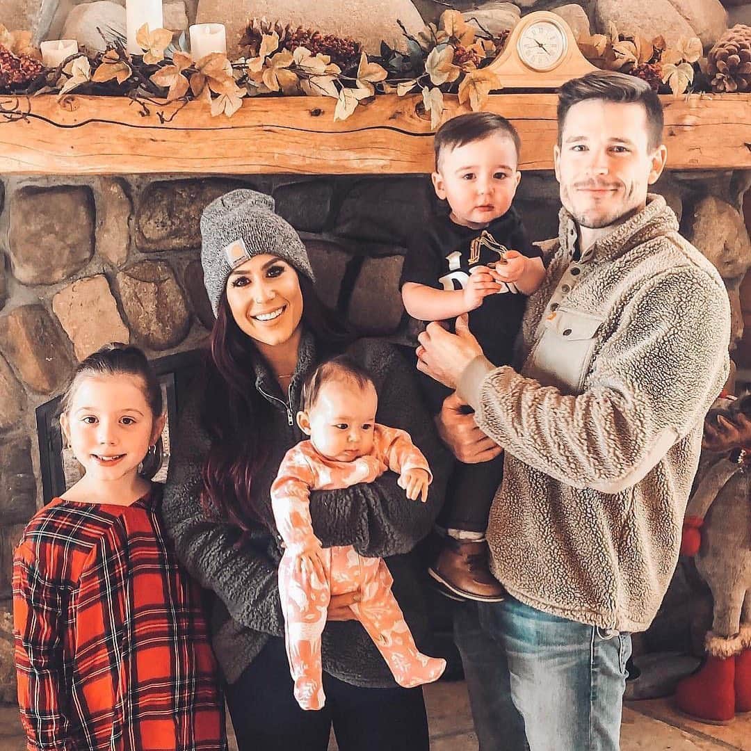 E! Onlineさんのインスタグラム写真 - (E! OnlineInstagram)「The #TeenMom family is growing! Chelsea Houska announced she is expecting baby no. 4 with her husband, Cole DeBoer. 💕 (📷: @chelseahouska)」8月6日 5時15分 - enews