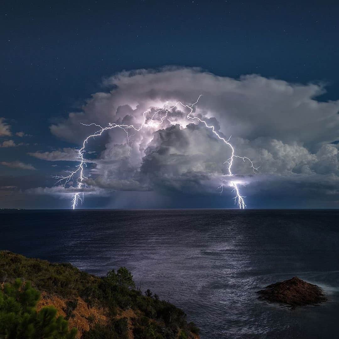 Canon Photographyさんのインスタグラム写真 - (Canon PhotographyInstagram)「A brilliant storm in southern France.  Photography // @vianney.rudent.photo  Curated by @steffeneisenacher  #france #mediterranean #mediterraneansea #thunderstorm #lightning #nightphotography」8月6日 5時21分 - cpcollectives
