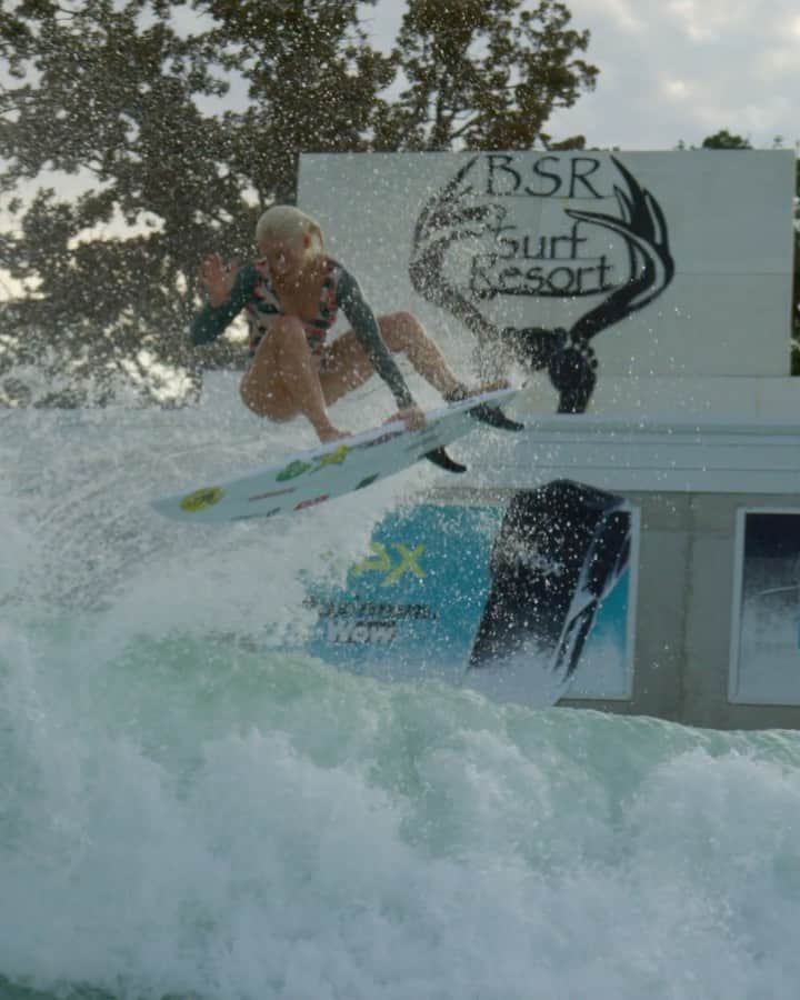 タティアナ・ウェストン・ウェブのインスタグラム：「muito divertido poder treinar os aéreos no @bsrsurfresort! Muito obrigada @timebrasil pelo suporte nessa evolução! 😛✨ // had so much fun putting in work these last few days at @bsrsurfresort Thank you @timebrasil for all of the support and allowing me to work on progressive maneuvers ✨🙏🏻 video: @gregsworld & @iconam」