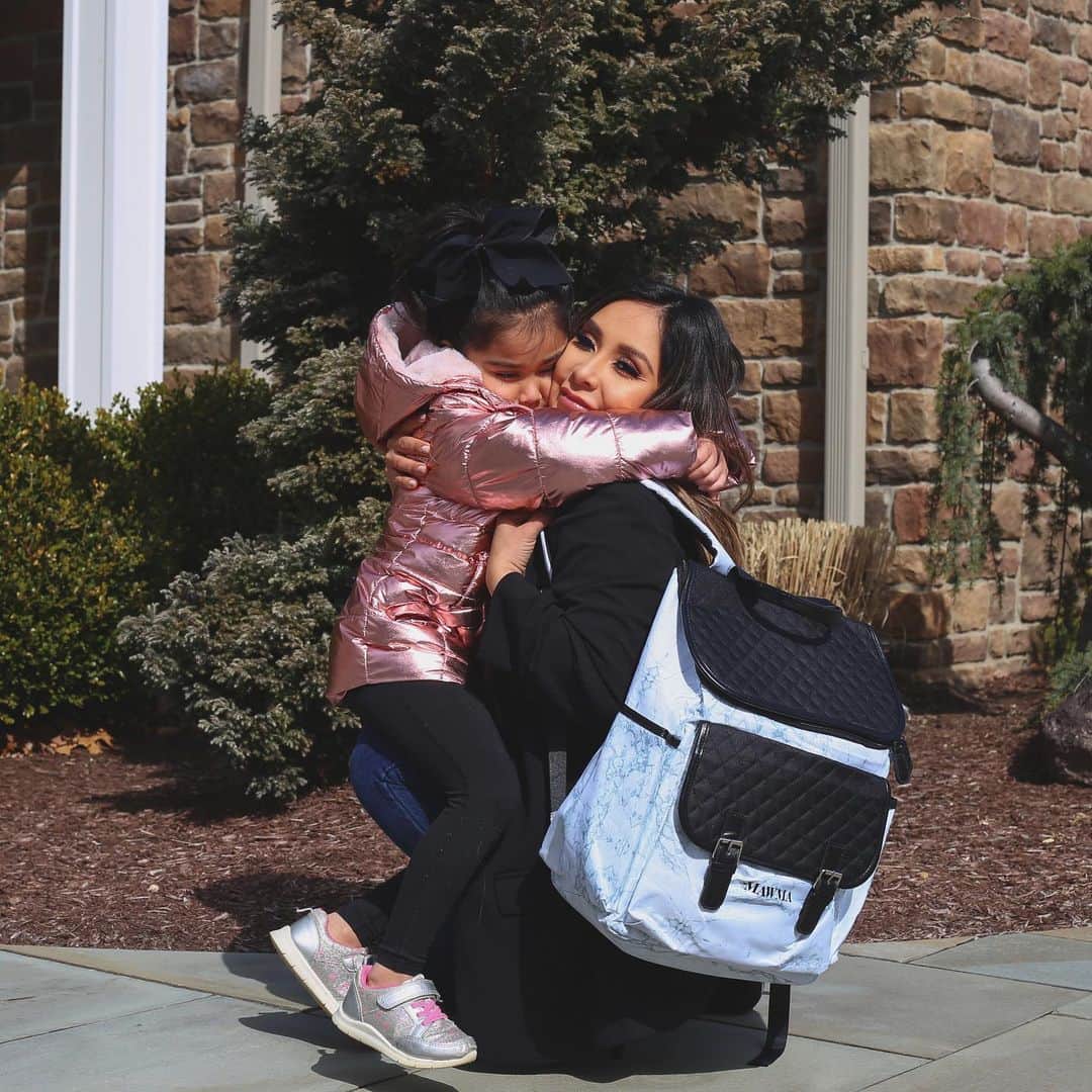 ニコール・ ポリッツィのインスタグラム：「YAS🖤 My @yourbabiieofficial MAWMA Marble Diaper Bag launching exclusively at @buybuybaby! && who doesn’t love squishy hugs from their little nuggets ?!🥰 (Also available in Blush Camo! ) 💋Which one is your fav?! LINK IN BIO #yourbabiie #mawma #babygear #momlife #strollerstyle #stroller #travel #parenting #buybuybaby #babyessentials #babyregistry #yourbabiiepartner」