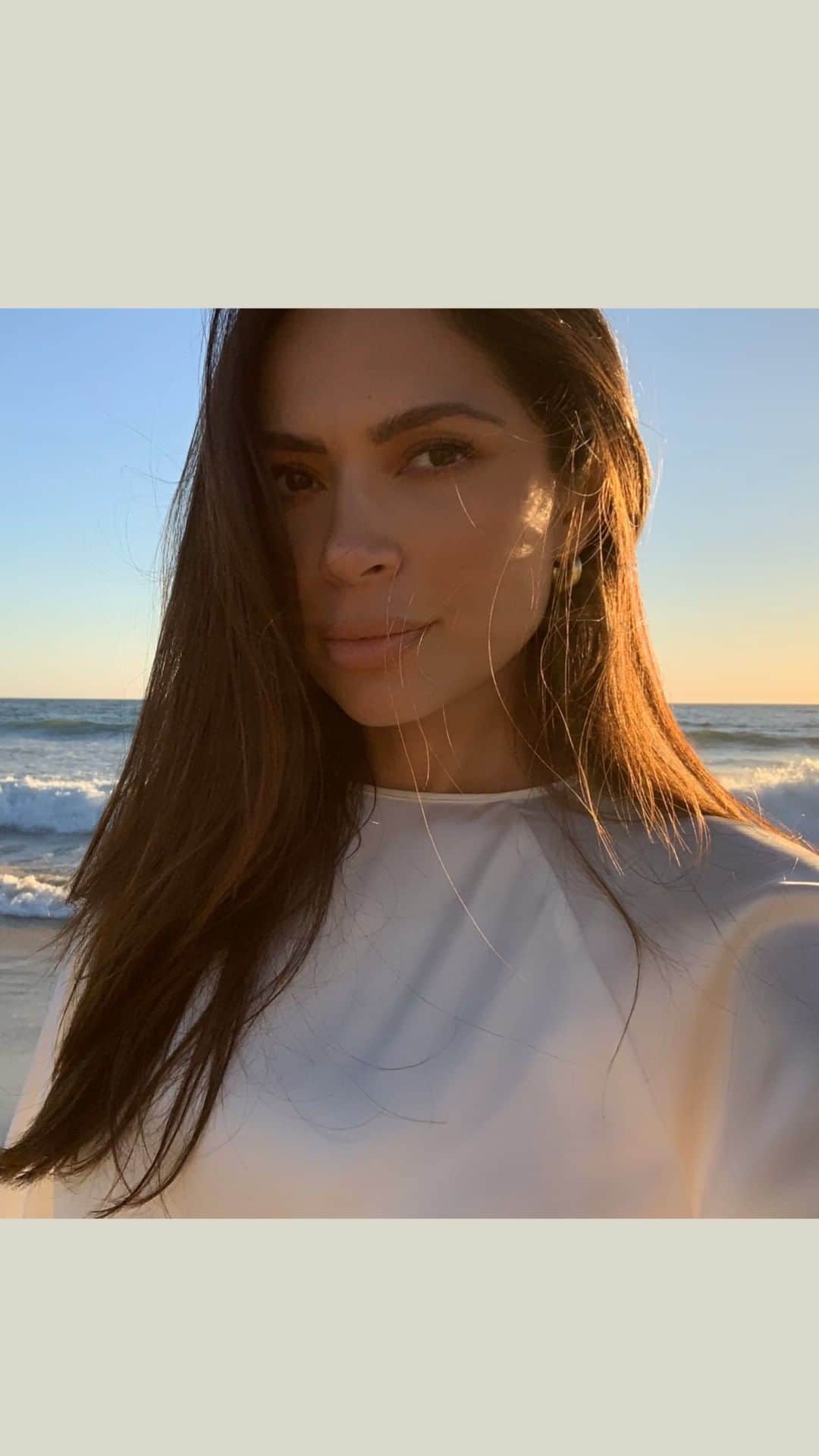 Marianna Hewittのインスタグラム：「Incase you missed it, here is my live tutorial I did on @esteelauder doing a Summer makeup look #esteepartner」