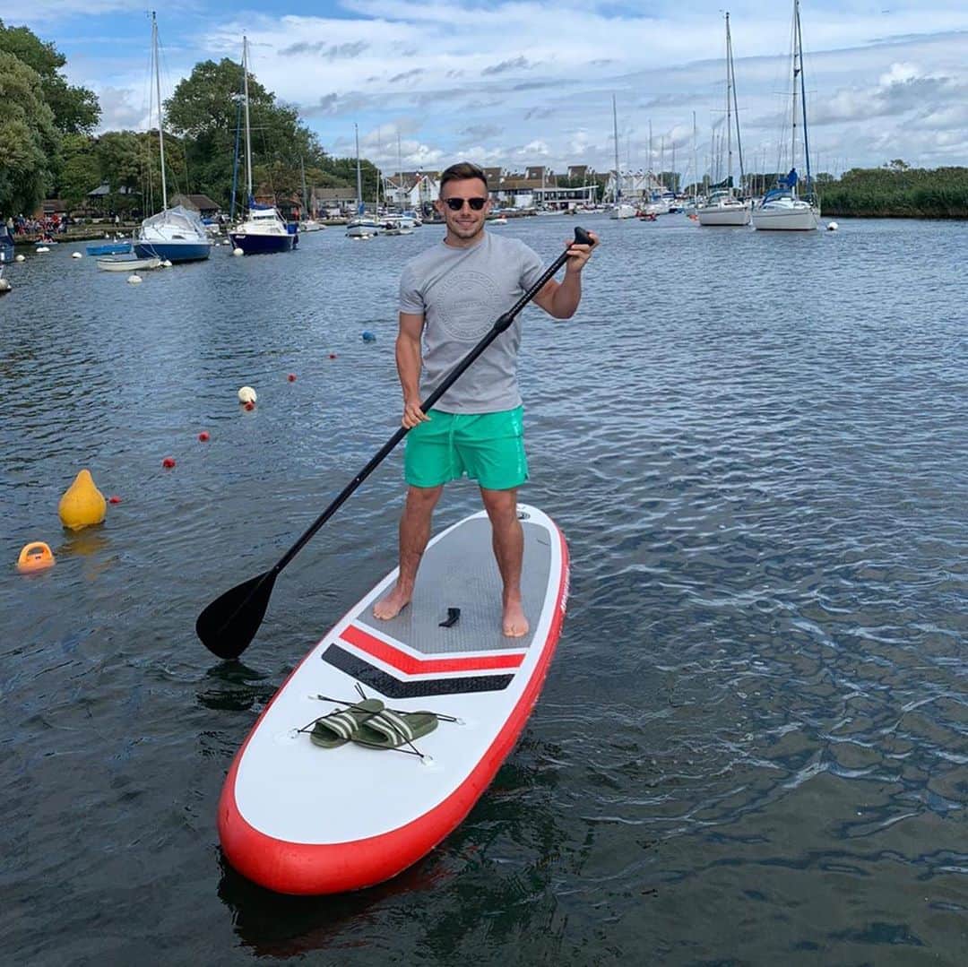 ジェイク・フラニガンのインスタグラム：「First time paddle boarding yesterday. Done well not to stack it. With the fish himself @lloydisgrove 🏄‍♂️」