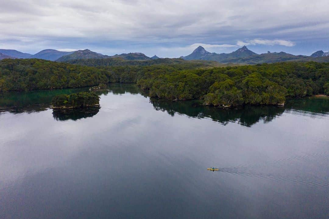 マイケル・ドーソンさんのインスタグラム写真 - (マイケル・ドーソンInstagram)「Doesn’t get much better than this - Port Pegasus, South Stewart Island. The first calm sheltered waters after rounding the Southern Cape. Insane place - The range in the background is Gog and Magog peaks. #nzmustdo #pegasus」8月6日 5時40分 - mrmikedawson