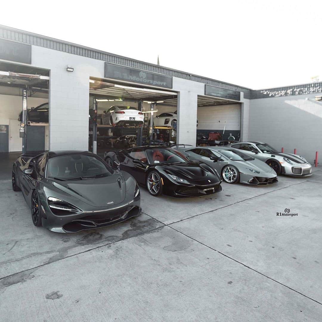 CARLiFESTYLEさんのインスタグラム写真 - (CARLiFESTYLEInstagram)「Pick one! @r1motorsport  1. Team McLaren. 2. Team Ferrari 3. Team Lamborghini 4. Team Porsche #carlifestyle #huracanevo #f8tributo #720s #gt2rs」8月6日 5時41分 - carlifestyle