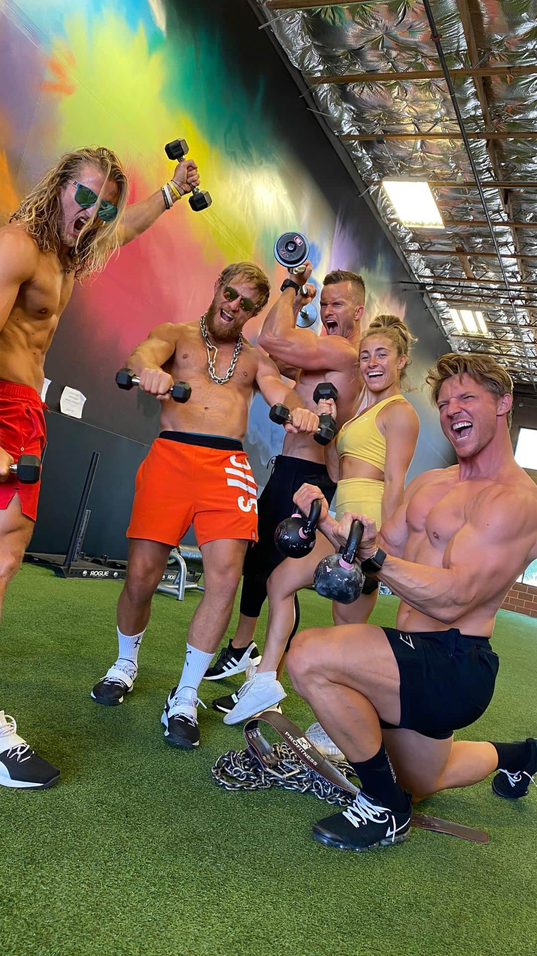 スティーブ・クックのインスタグラム：「Getting Reels with Toto workout @butterybros @demibagby @scott_mathison_ @gymshark」