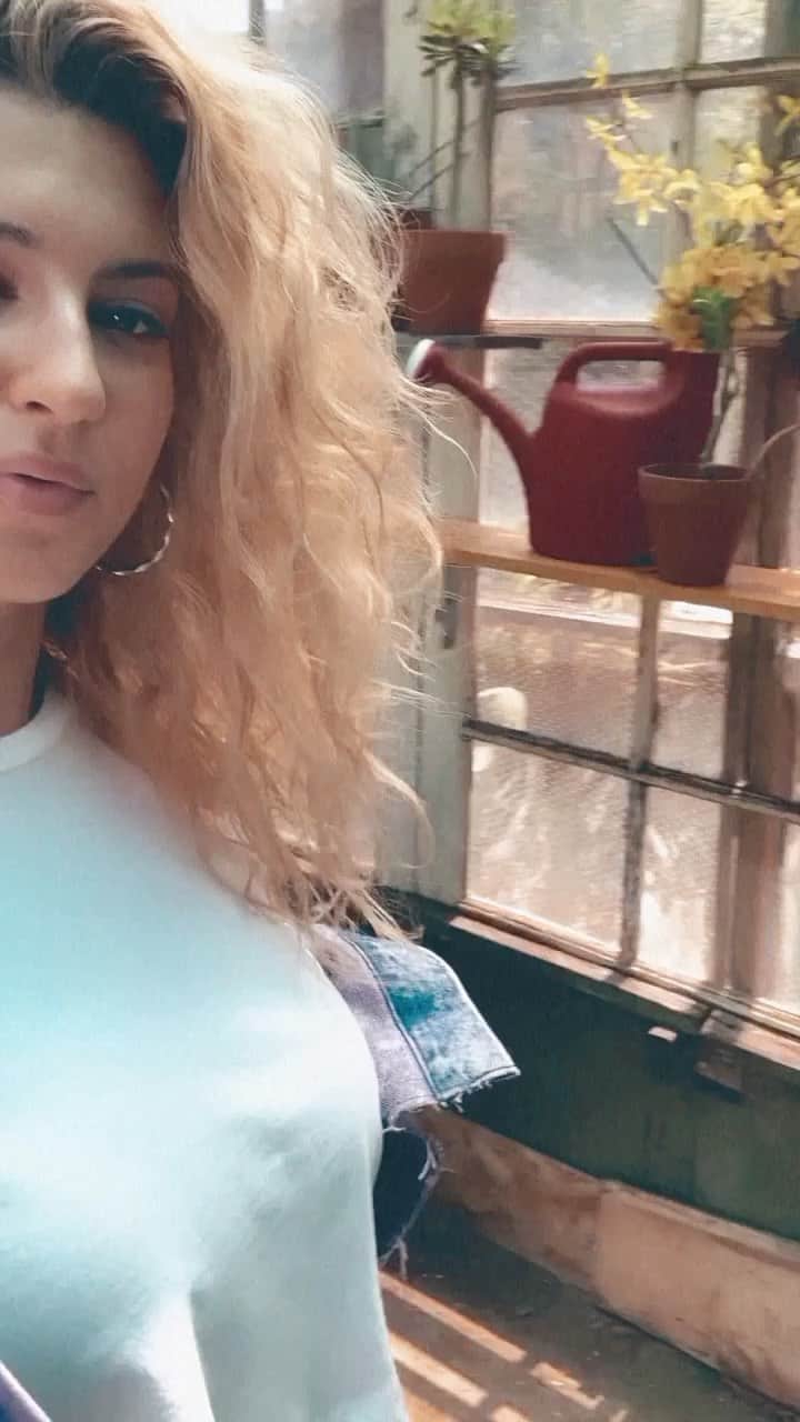 トーライ・ケリーのインスタグラム：「on set for... 🙊✨🎬」
