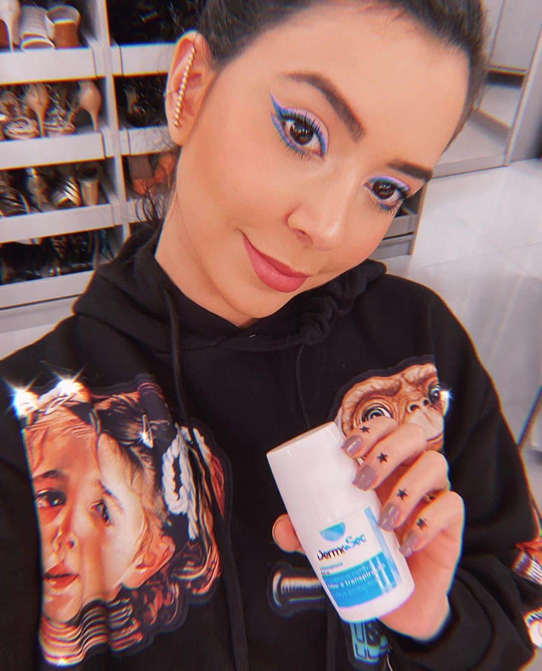 Gabriela Salesのインスタグラム：「Pizza agora só se for de comer 😂😂😂 aloka. Lacrinhas, descobri recentemente esse antitranspirante dermatológico da @dermosec e tô amando! Ele promete eliminar o suor excessivo (hiperidrose), odor axilar (bromidrose) e bactérias. Ele é mais potente que desodorantes comuns. Lá no site deles tem tudo explicadinho! E quem for comprar tem meu cupom pra ganhar 5% de desconto Extra e Frete Grátis para todo o Brasil: RICADEMARRE 💙 *publi #VivadeBraçosAbertos #DermoSec」