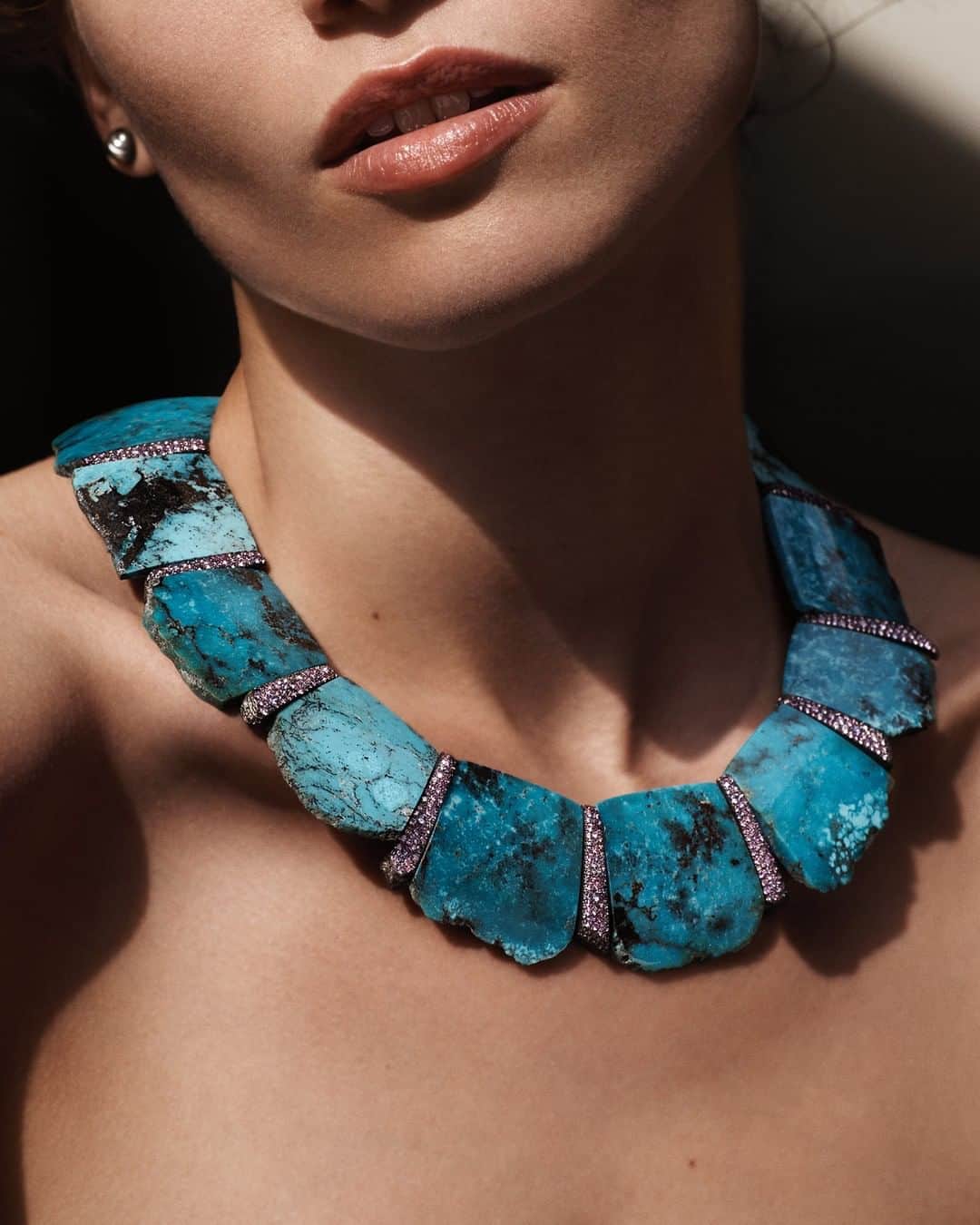 デビッドヤーマンのインスタグラム：「Sculpture for the body—a one-of-a-kind necklace from #DavidYurman Artist Series. Each piece of turquoise is meticulously cut and custom fit to perfectly conform to the neck.」